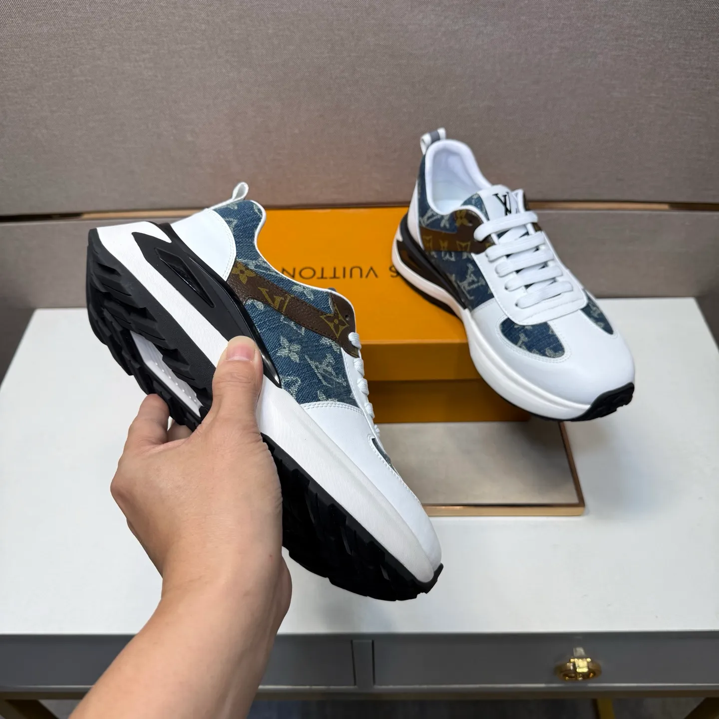 ⬛️Men's shoes 💰p442【LV～】Men's casual shoes 2025z cabinet sales simultaneously 🔶Size: 38-44#️⃣ 🔷2 colors🔜The upper is made of multi-material splicing➕Genuine leather lining, comfortable and breathable, sole: original comfortable and wear-resistant outsole, ⚠️Real shot📱Photographed🎬The real thing is better📢📢📢